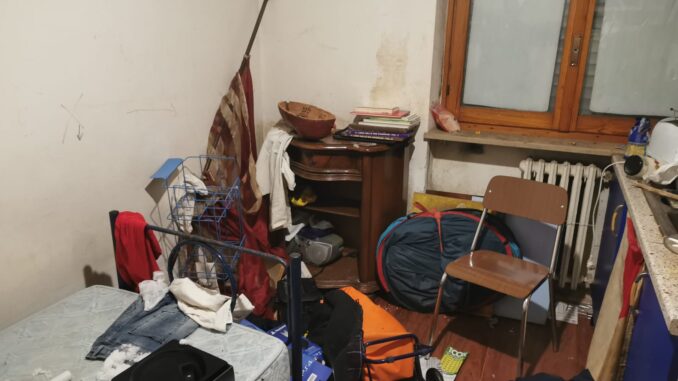 Nella notte blitz dei Carabinieri al fabbricato accanto alla stazione