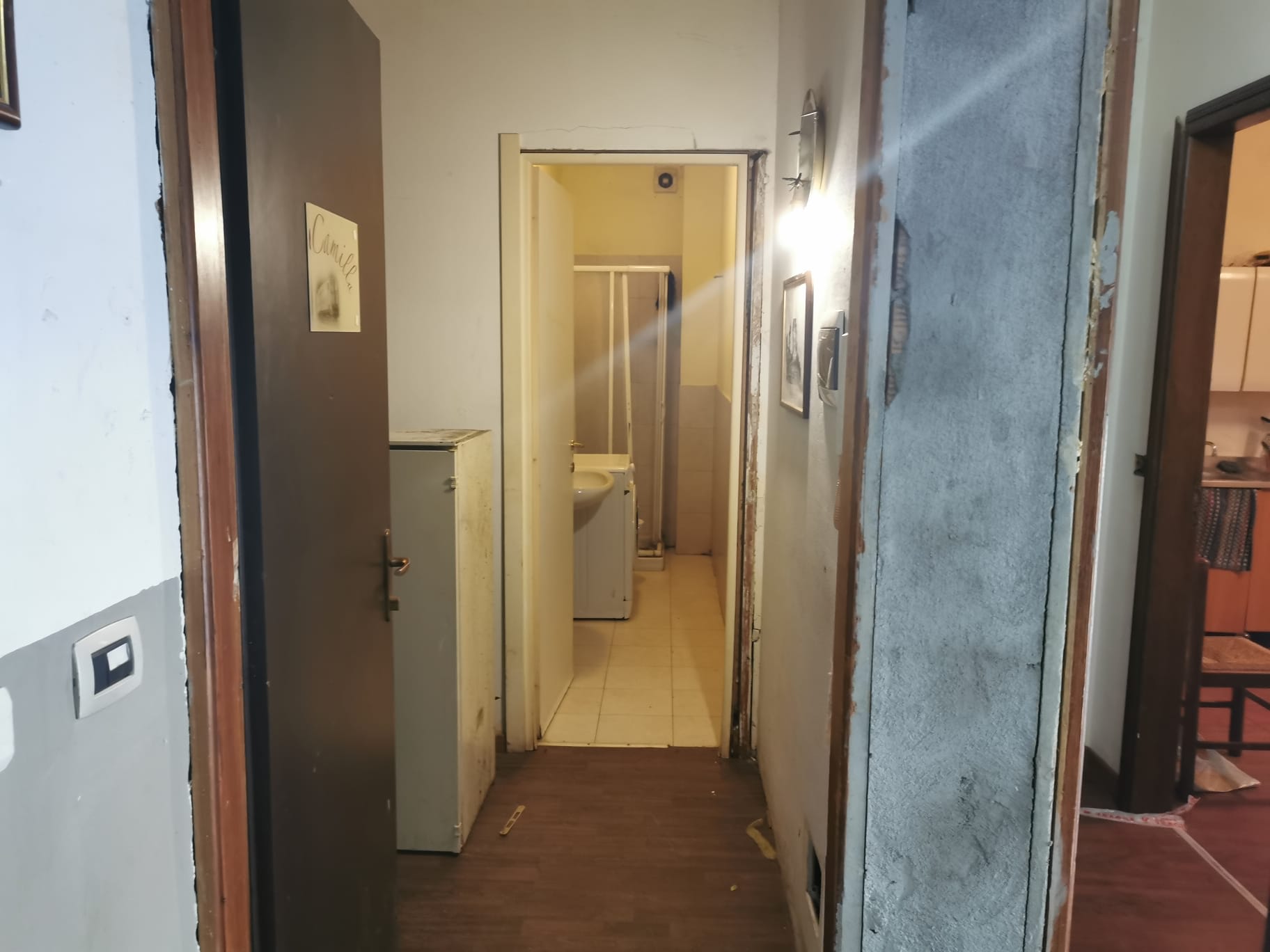 Sgomberato il residence della stazione di Alba: 500 euro al mese per un posto fatiscente (FOTO E VIDEO)