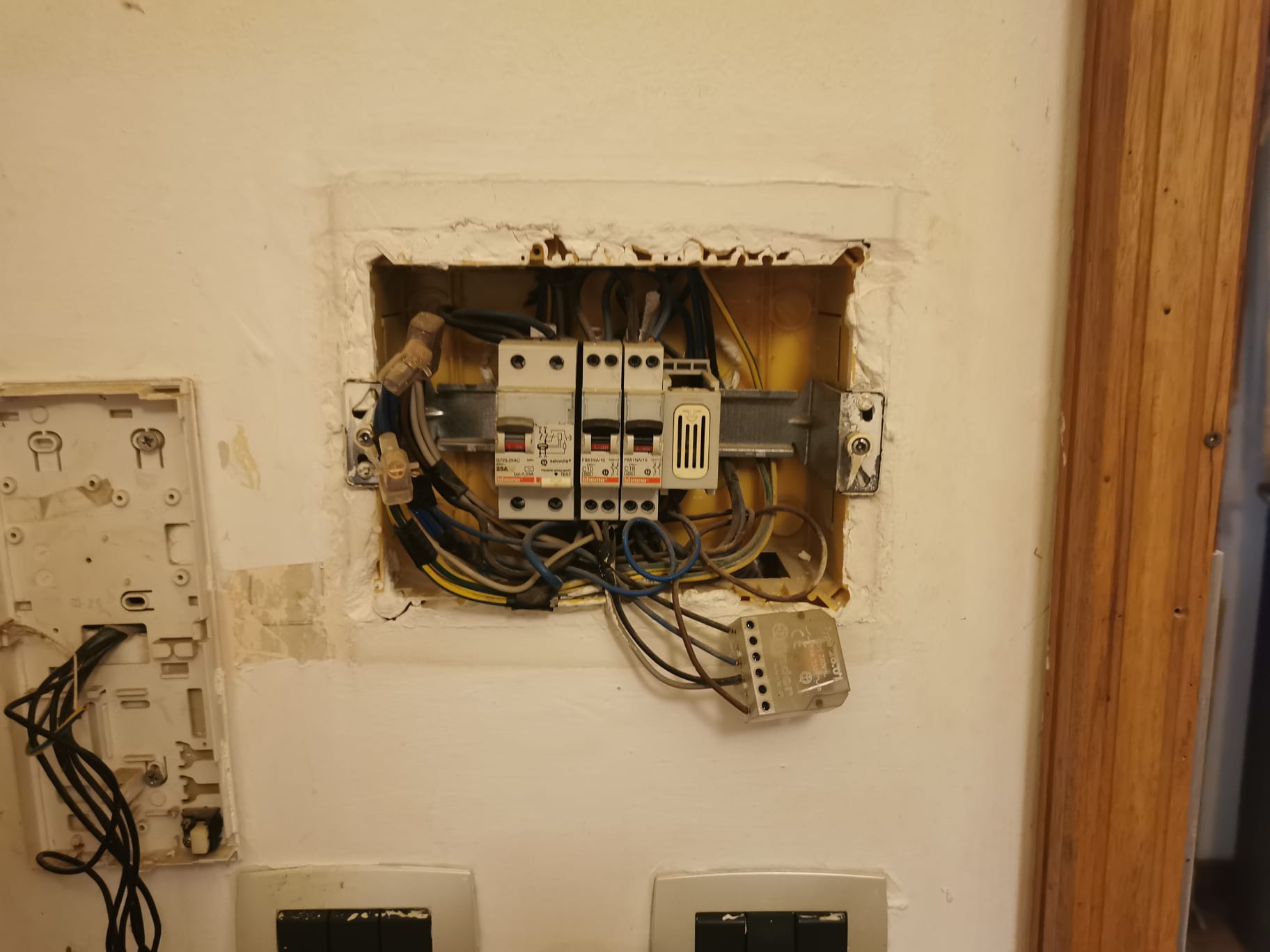 Sgomberato il residence della stazione di Alba: 500 euro al mese per un posto fatiscente (FOTO E VIDEO) 1