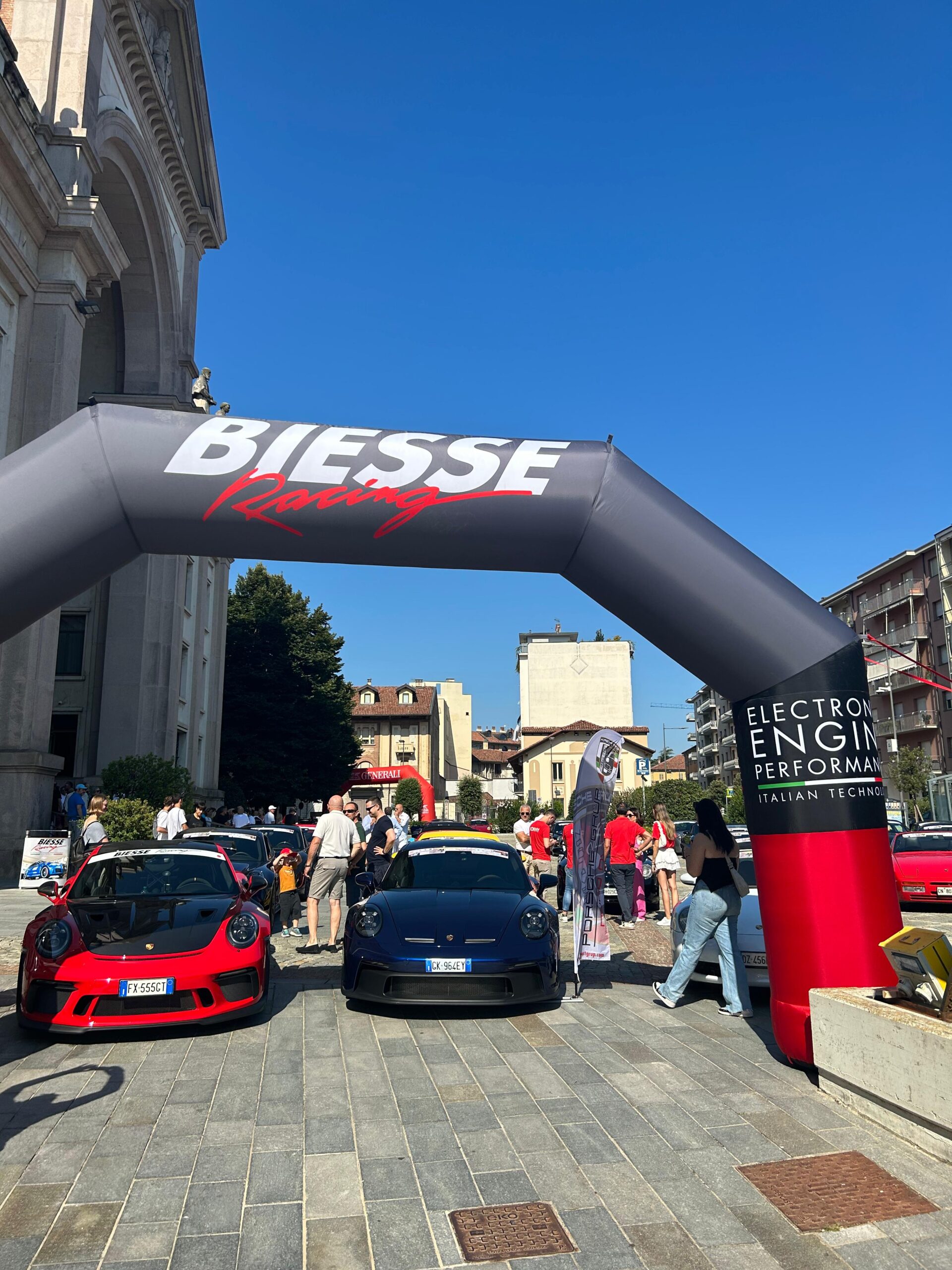 Alba: piazza San Paolo "invasa" da sessanta Porsche per un raduno benefico 4