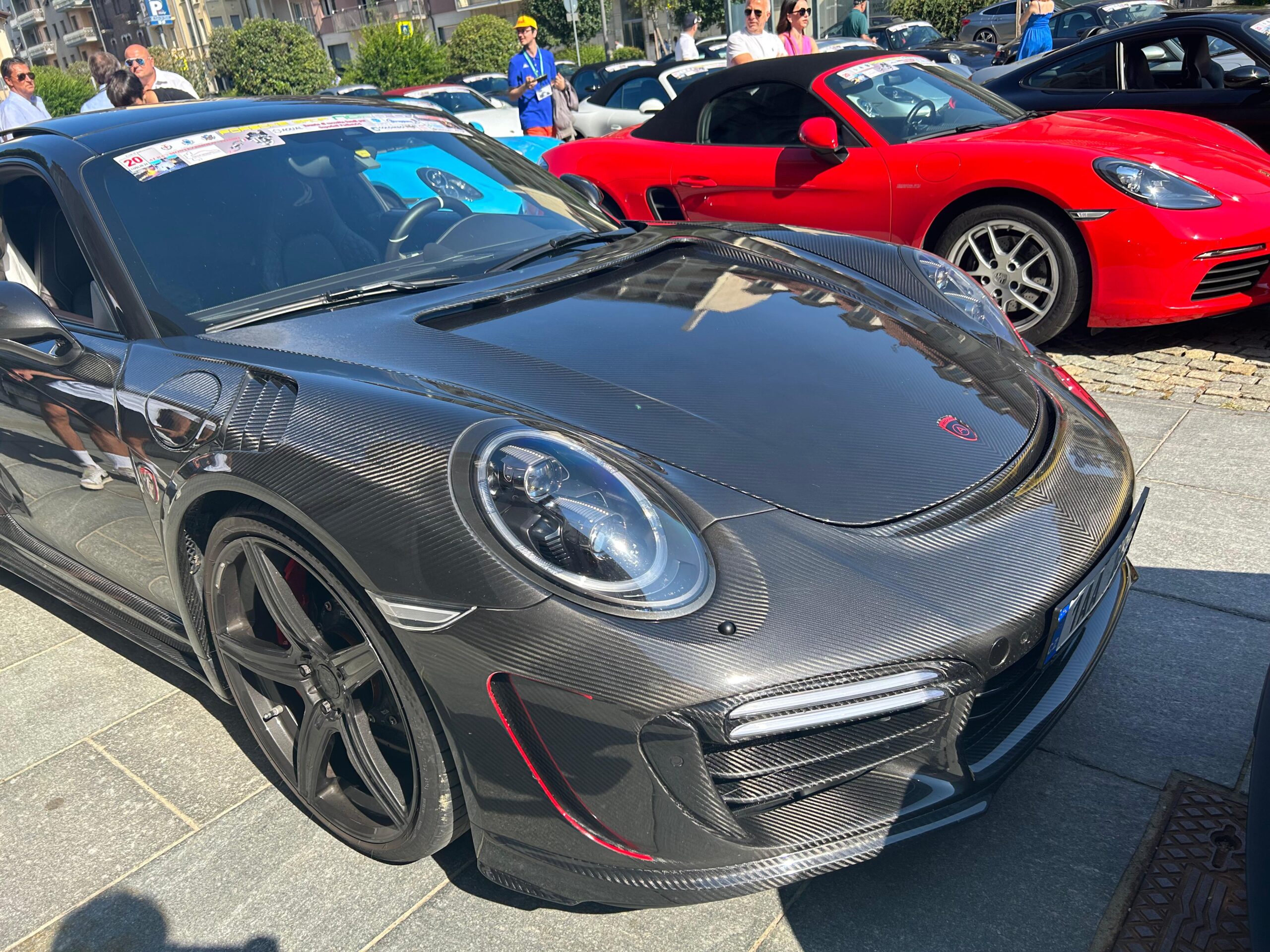 Alba: piazza San Paolo "invasa" da sessanta Porsche per un raduno benefico 3