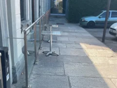 Rissa in stazione a Bra e il bar corre ai ripari chiudendo le inferriate e togliendo le sedie 1