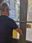 Rissa in stazione a Bra e il bar corre ai ripari chiudendo le inferriate e togliendo le sedie