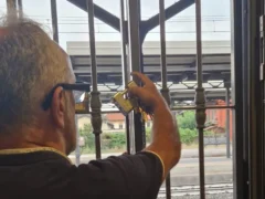 Rissa in stazione a Bra e il bar corre ai ripari chiudendo le inferriate e togliendo le sedie 2