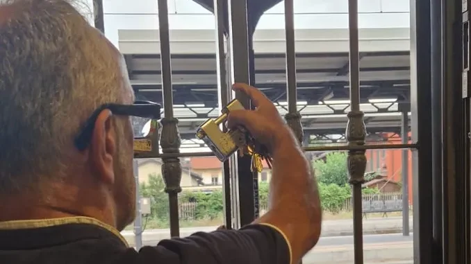 Rissa in stazione a Bra e il bar corre ai ripari chiudendo le inferriate e togliendo le sedie 2