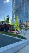 Questa sera (giovedì 4) gli agricoltori protestano davanti al grattacielo della Regione 6