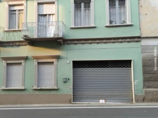 Sigilli all'agenzia di moda di Corneliano. Una negoziante: «Ho consigliato a una ragazza di andarsene»