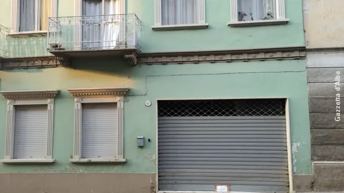 Sigilli all'agenzia di moda di Corneliano. Una negoziante: «Ho consigliato a una ragazza di andarsene»