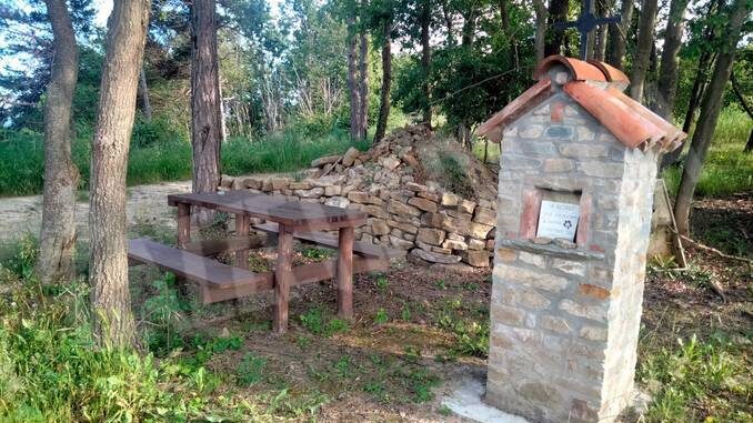 In mezzo al bosco c’è un pilone che ricorda don Toio Delpiano