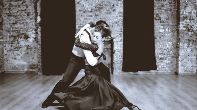 Una storia d’amore a ritmo di tango sul palcoscenico dell’arena Guido Sacerdote di Alba