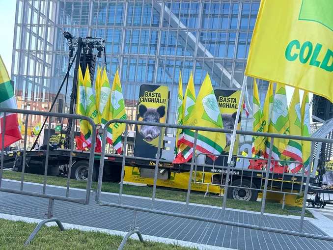 Questa sera (giovedì 4) gli agricoltori protestano davanti al grattacielo della Regione 1