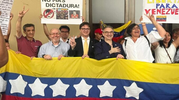 Sit-in per il Venezuela in piazza Castello a Torino0