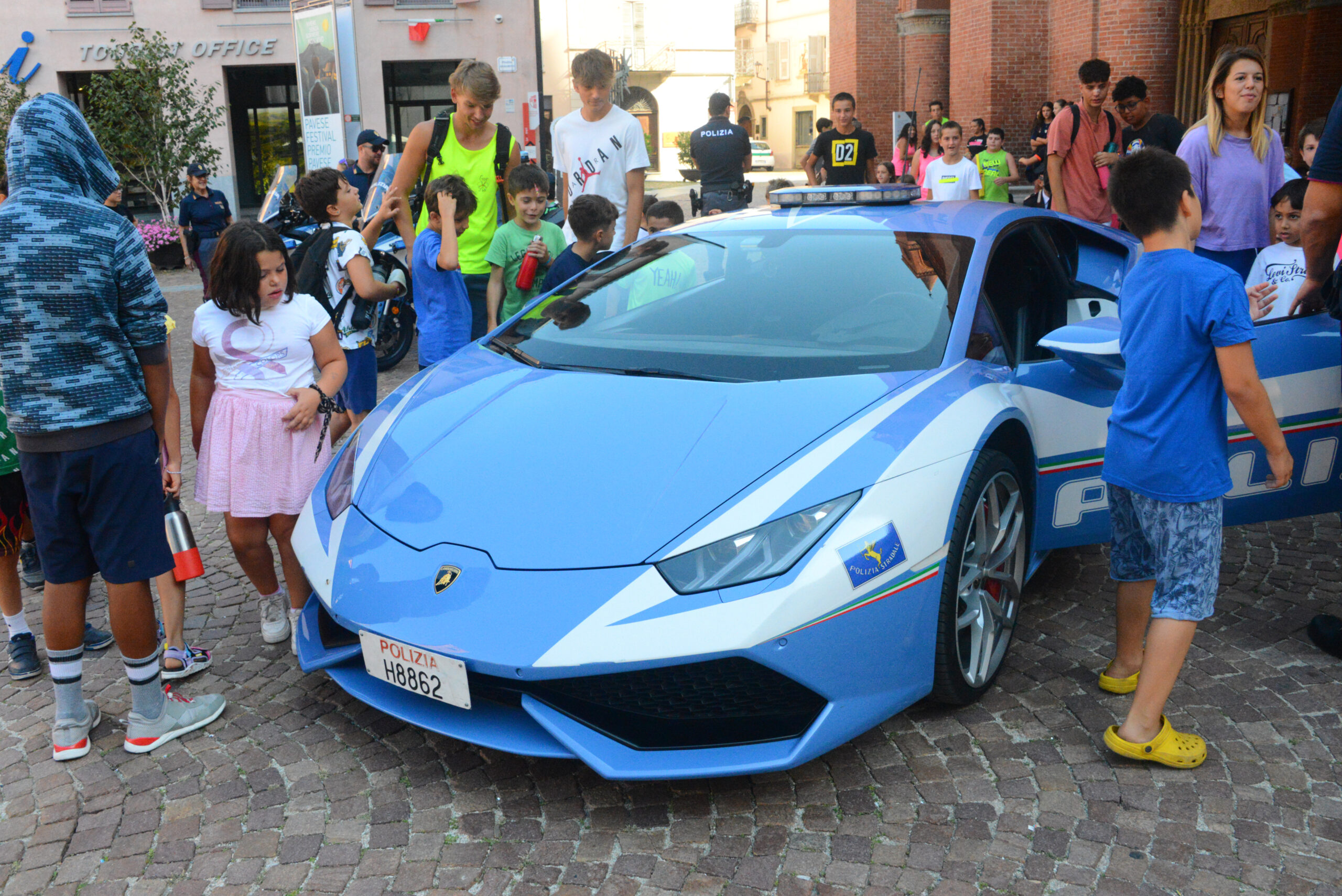 Il pullman della Polizia stradale arriva ad Alba domani, venerdì 30 agosto 1