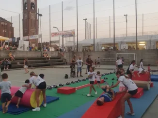 I Titans di Alba cheer portano il cheerleading nelle feste dei paesi