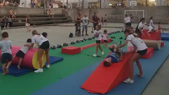 I Titans di Alba cheer portano il cheerleading nelle feste dei paesi