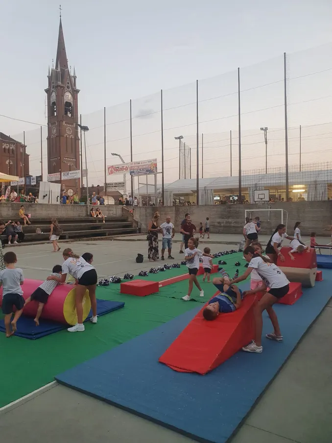 I Titans di Alba cheer portano il cheerleading nelle feste dei paesi