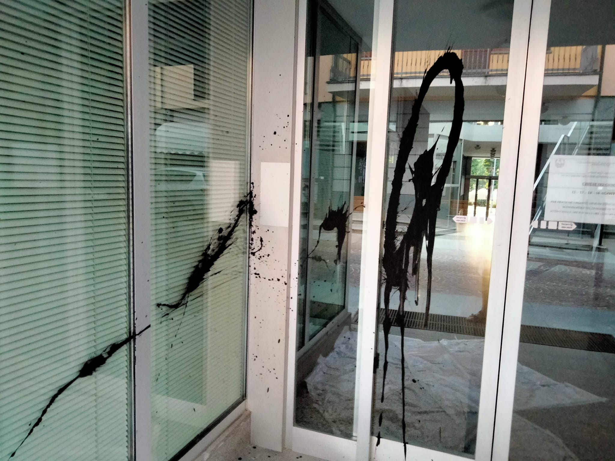 Ad Alba vandalizzata la sede di Coldiretti (FOTO)