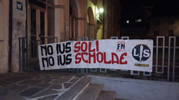 Forza Nuova appende uno striscione a Bra contro la cittadinanza agli stranieri