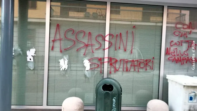 alba-coldiretti-imbrattata1 Ad Alba vandalizzata la sede di Coldiretti (FOTO) 2