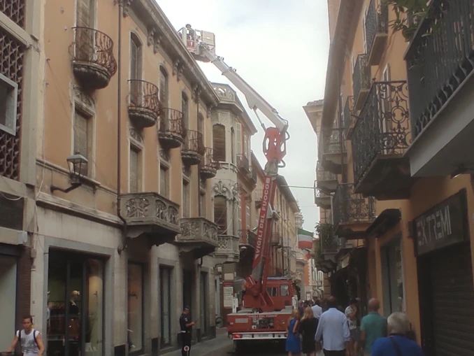 Tegole pericolanti dopo il temporale, i Vigili del fuoco intervengono in via Maestra ad Alba