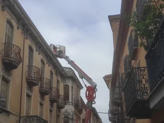 Tegole pericolanti dopo il temporale, i Vigili del fuoco intervengono in via Maestra ad Alba 1