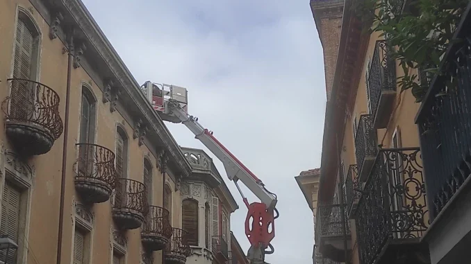 Tegole pericolanti dopo il temporale, i Vigili del fuoco intervengono in via Maestra ad Alba 1