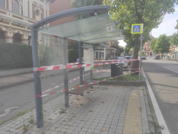 Corso Langhe ad Alba, vetro rotto, fermata del bus inagibile