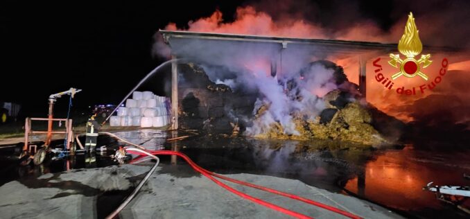 Isolabella: incendio in un'azienda agricola, distrutto un fienile