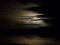 La Luna piena più grande e luminosa nascosta dalle nuvole