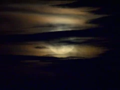 La Luna piena più grande e luminosa nascosta dalle nuvole 1
