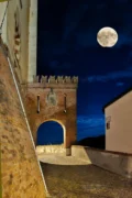 La Luna piena più grande e luminosa nascosta dalle nuvole 3