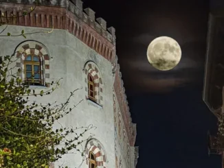 La Luna piena più grande e luminosa nascosta dalle nuvole 4