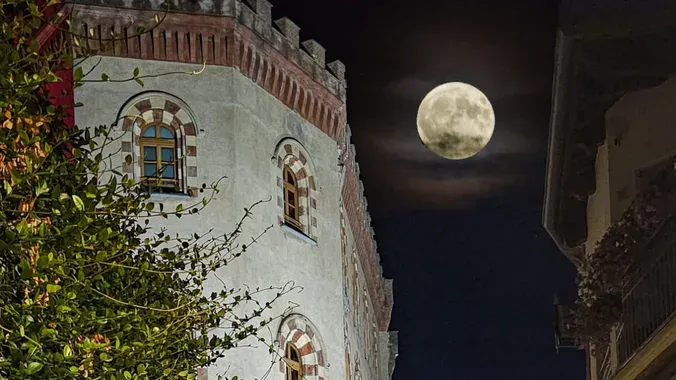 La Luna piena più grande e luminosa nascosta dalle nuvole 4