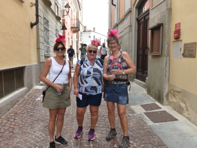 Partita la Mangialonga a La Morra. Le foto 1