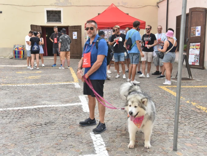 Partita la Mangialonga a La Morra. Le foto