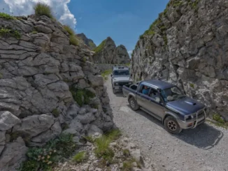Troppi turisti che fanno selfie, la Via del sale a Limone piazza un semaforo contro gli ingorghi 