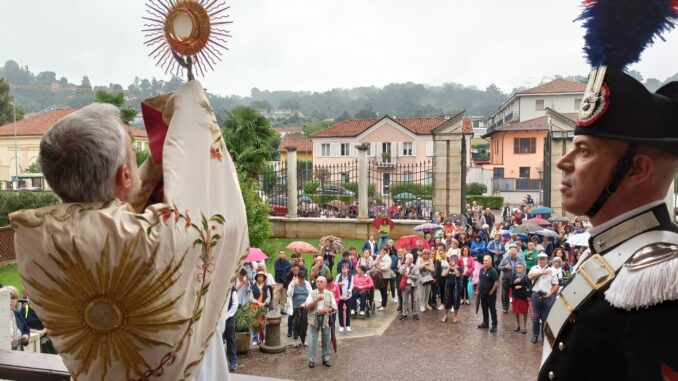 Si chiude la festa della Madonna dei Fiori, un grande afflusso di fedeli al Santuario, la pioggia ferma la processione, non la preghiera 13