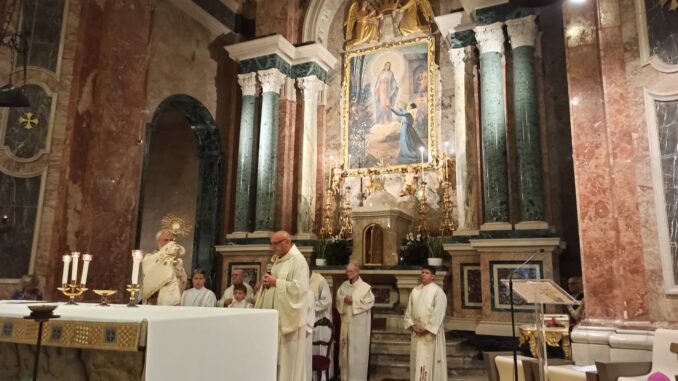 Si chiude la festa della Madonna dei Fiori, un grande afflusso di fedeli al Santuario, la pioggia ferma la processione, non la preghiera 9