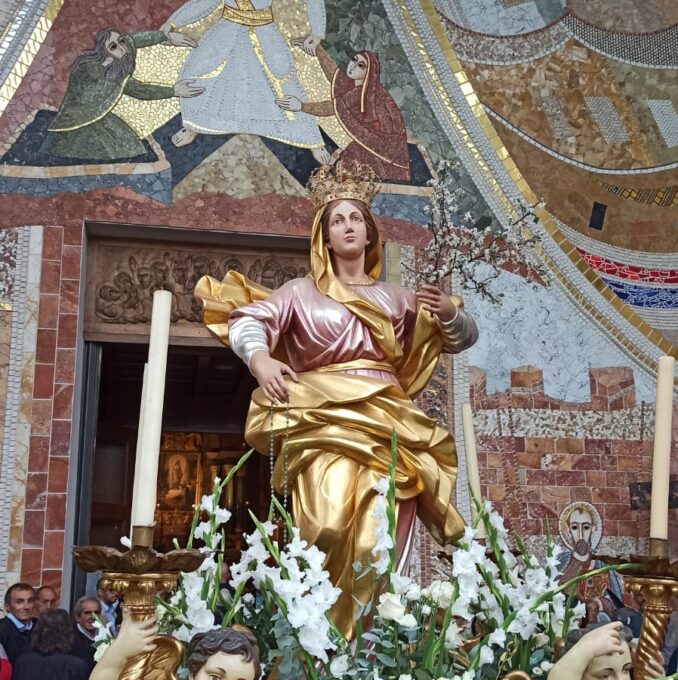 Si chiude la festa della Madonna dei Fiori, un grande afflusso di fedeli al Santuario, la pioggia ferma la processione, non la preghiera 12