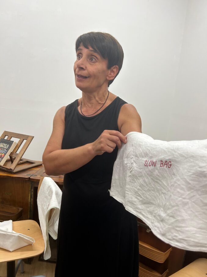 Una macchina da cucire contro lo spreco con il progetto Slow bag 5