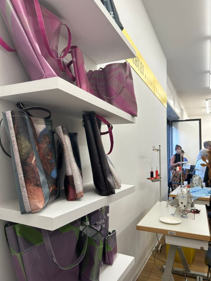 Una macchina da cucire contro lo spreco con il progetto Slow bag 4