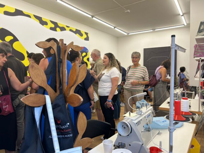 Una macchina da cucire contro lo spreco con il progetto Slow bag 3