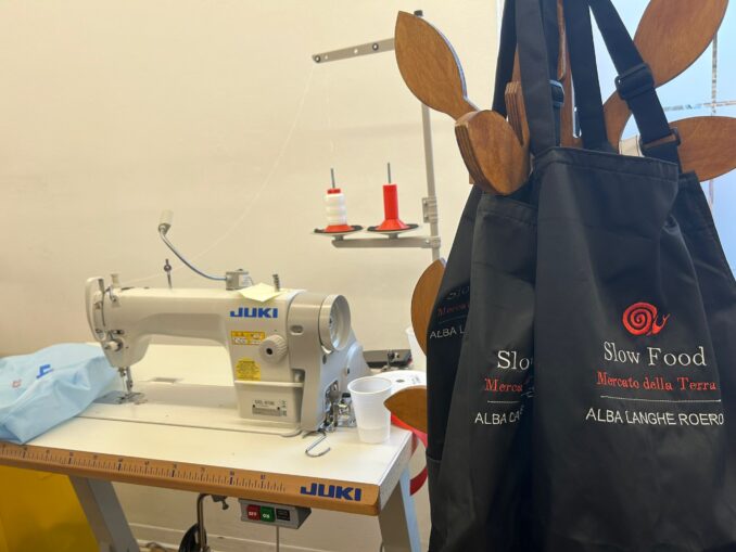 Una macchina da cucire contro lo spreco con il progetto Slow bag 2