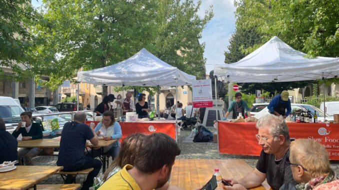 In piazza Pertinace tornano le osterie al Mercato della terra e in via Zara iniziano i corsi di cucito