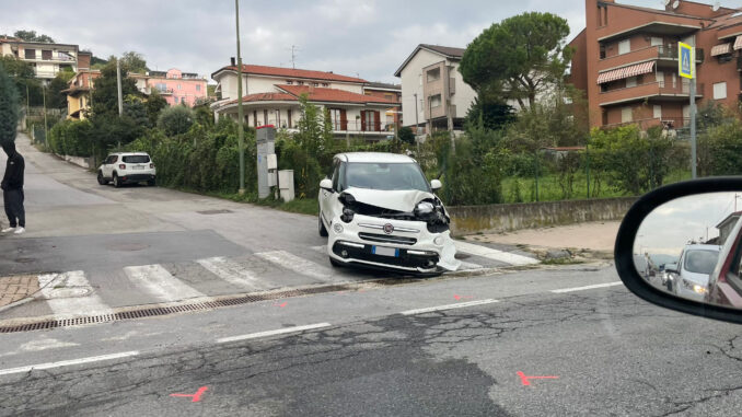 Incidente in corso Cortemilia: scontro tra auto e bus urbano 1