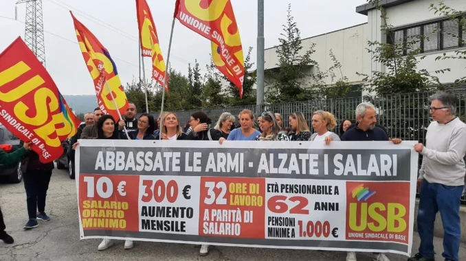 Stipendi adeguati e pari diritti: in corso lo sciopero delle lavoratrici che confezionano i prodotti Ferrero (FOTO E VIDEO)