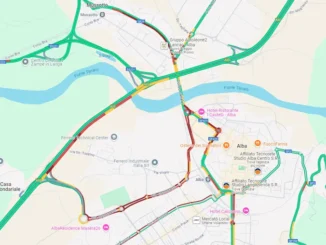 Un cantiere per asfaltare la tangenziale sta bloccando il traffico in gran parte della città di Alba