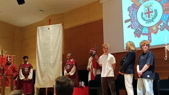 Presentato ad Alba il drappo del Palio degli asini 2024 2