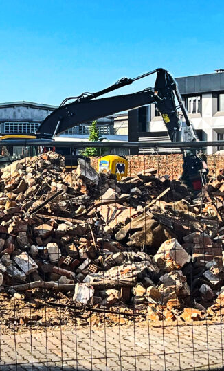 Abbattuta l’antica conceria Tropini di Bra in quartiere Oltreferrovia