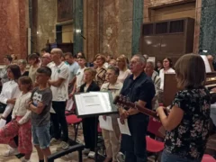 Madonna dei fiori, grande afflusso di fedeli. La pioggia ferma la processione, non la preghiera 11